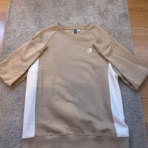 Sweatshirt - Tja, säljer denna pga att den bara legat i garderoben och använder den inte, mycket bra skick och sitter bra för M, skriv gärna vid frågor