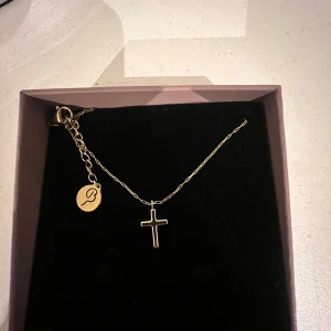 Kors halsband från Edblad Guld  - Spirit Cross Necklace Gold från Edblad🩷 Använd fåtal gånger. Nypris 300kr 