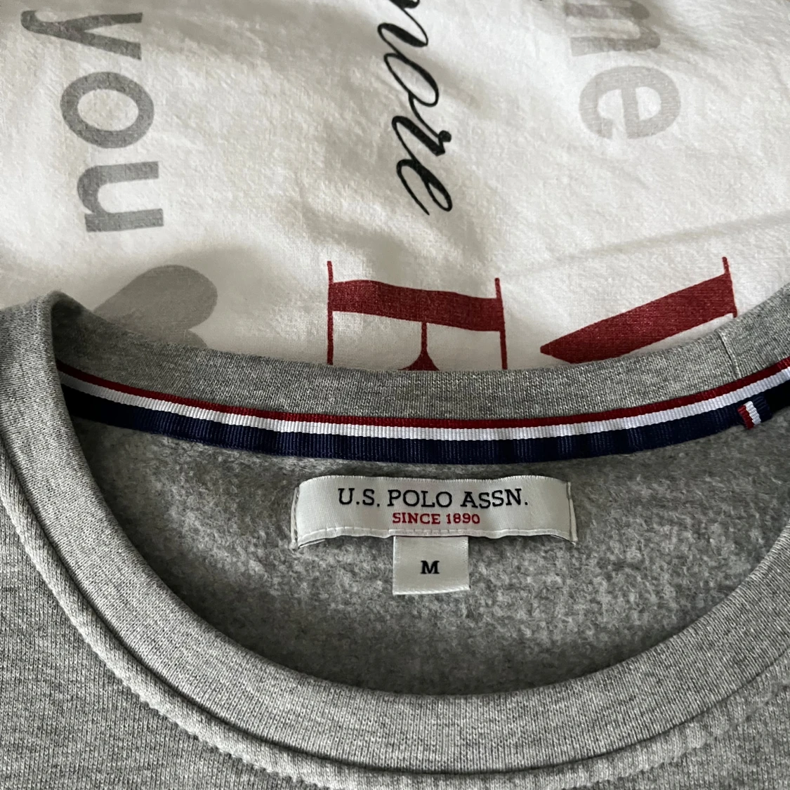 Grå sweatshirt från U.S. Polo Assn. - 2