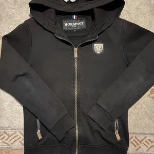 Horspist Tröja - Säljer denna feta Horspist tröja i gott skick 7/10. Strl S. Hör av er vid funderingar. Ej öppet köp!