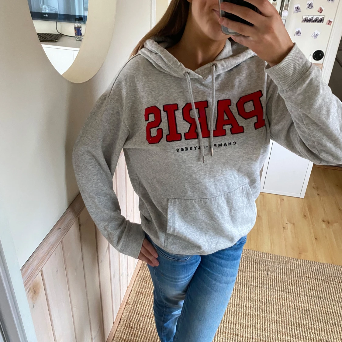 Grå hoodie med Paris-tryck - 1