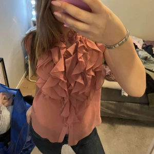 Rosa volang blus - En fin blus med rosa volanger💕