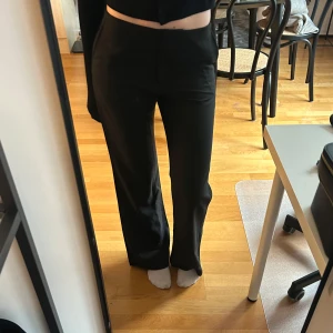 Lågmidjade svarta kostymbyxor - Supersnygga svarta kostymbyxor i storlek 36, aldrig använda. Mått rakt över: 37 cm. Innerbenslängd: 79 cm. Pris kan diskuteras vid snabb affär💕