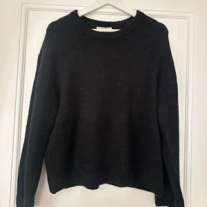 Svart stickad tröja med rund hals - Stickad tröja från Gina med prislappen kvar och helt oanvänd, nypris 399kr