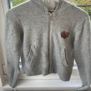 Zadig & Voltaire zip tröja - Säljer denna jöttefina tröja från Zadig! Säljer då jag fick en likadan i julklapp!❤️säljer för 620! 