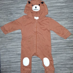 Jumpsuit  /  overall från Tiny One 56 - Superfin jumpsuit  / overall brun och vit med sött björntryck på huvan. Nyskick.