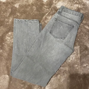 Grå jeans från Lager 157 - Snygga grå jeans från Lager 157 i storlek XS. Hör av er för mer detaljer! 