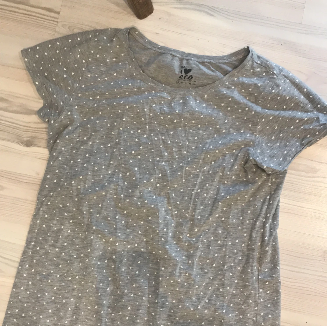 Grått nattlinne med små vita hjärtan på - 90