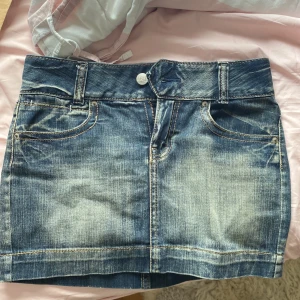 Jeanskjol - Snygg vintage jeanskjol från Colours of the World! Kjolen har så fina bakfickor💕midjemått: 37/38 cm tvärs över. Fint skick, inga defekter. Storlek 34/S