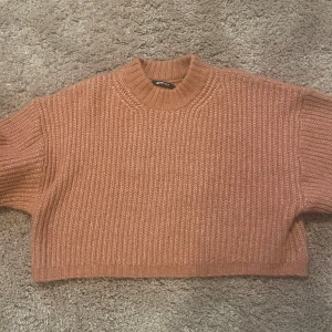 Rosa stickad tröja  - Jätte fin rosa stickad tröja från grina tricot. Säljer då jag inte längre använder den. Jätte fint sick förutom att lappen har lossnat på ena sidan (se bild). Skriv om ni har några frågor eller vill ha fler bilder. :)