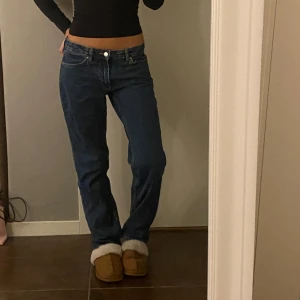 Lågmidjade jeans - Mörkblåa lågmidjade jeans från Gina tricot i storlek 36