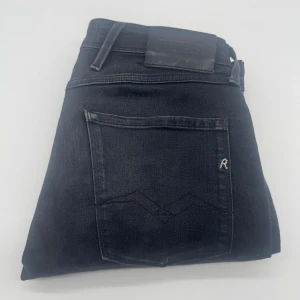 REPLAY ANBASS JEANS  - Replay anbass jeans - Slim fit passform - Storlek W31/L32 - Nypris runt 1800kr -  Deluxecloset