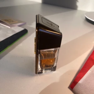 1 Million Privé Eau de Parfum - Säljer en flaska 1 Million Privé Eau de Parfum från Paco Rabanne. Flaskan är i en elegant guld- och glasdesign med en kapacitet på 50 ml. Doften är intensiv och lyxig, perfekt för den som vill sticka ut. En klassisk och tidlös parfym för den moderna mannen.