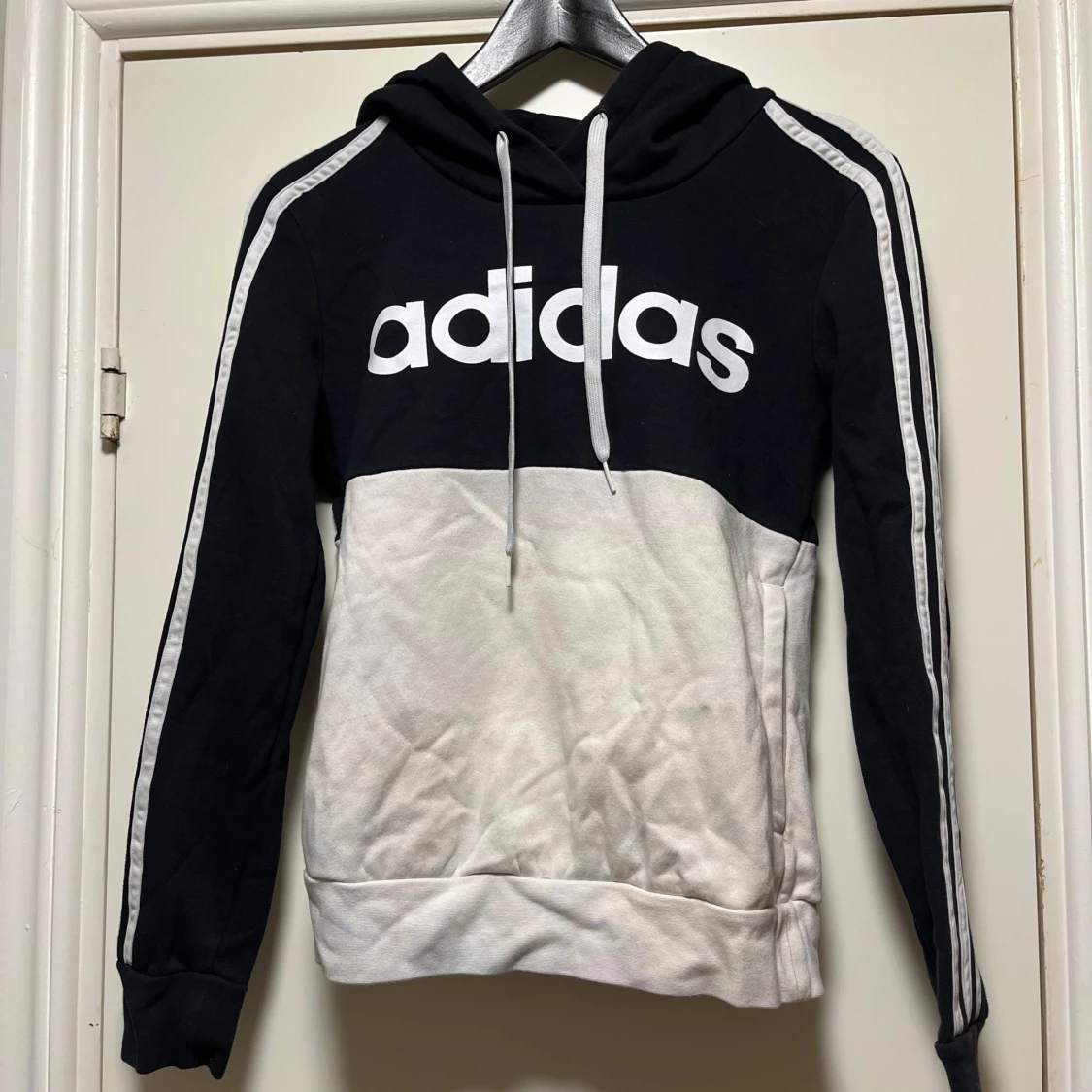 Svart och vit hoodie från Adidas - 90