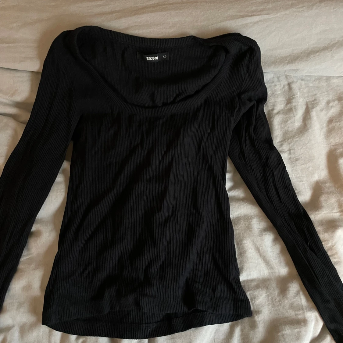 Svart ribbad topp från Bik Bok