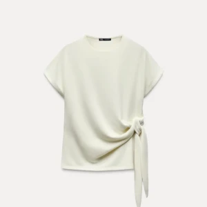 Beige topp med knyt - Snygg beige topp med korta ärmar och knytning i sidan | från Zara | intressekoll för jag använder den aldrig | den ljusare versionen men hittar ej på hemsidan så vet ej om den säljs längre, jättefint skick och köpte i november | skriv för frågor eller sånt ❤️tar bud 