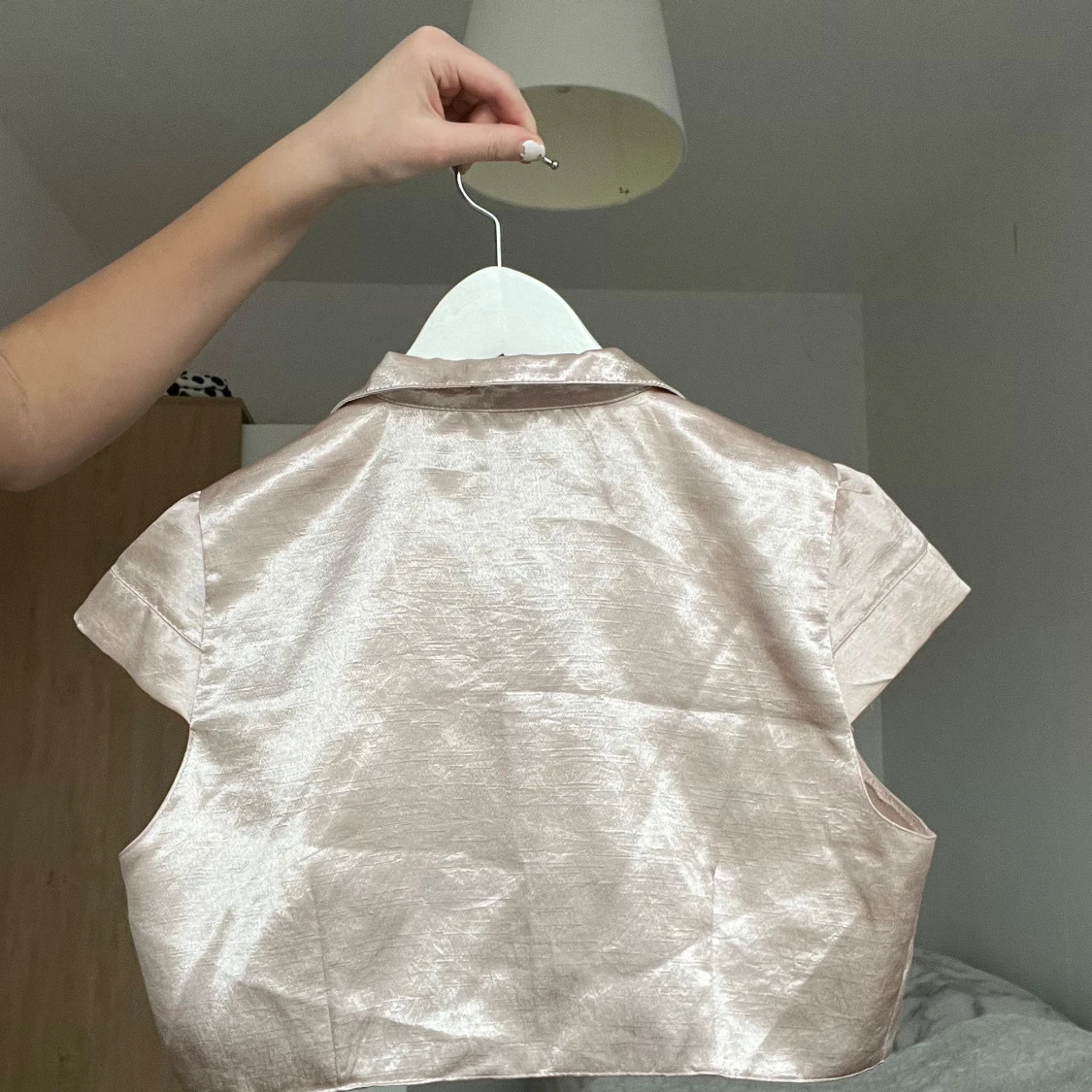 Glansig bolerotopp i beige  - 91