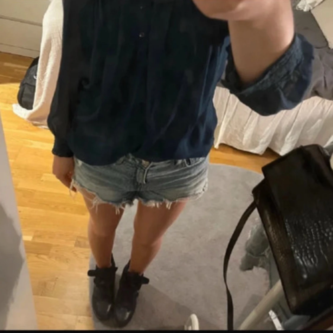 Mörkblå blus med knappar - 91