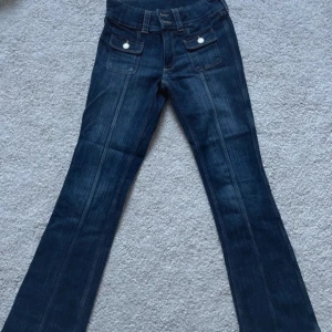 Lågmidjade bootcut jeans - Så fina, använda en gång! Storlek 158 men passar mig utmärkt som brukar bära XS/S som 161 cm lång.
