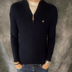 MORRIS HALF ZIP  - Morris half zip - Storlek XS, i lappen står det M men sitter som XS - Deluxecloset 