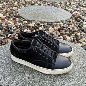 Svarta sneakers från Lanvin - Snygga svarta sneakers från Lanvin med vit sula och klassisk snörning. Perfekta för en stilren look. Skorna kommer med en Lanvin-dustbag.          Vind är 10/10 ✅ bara höra av er vid frågor eller funderingar MVH/ vi på Skagen chloting 