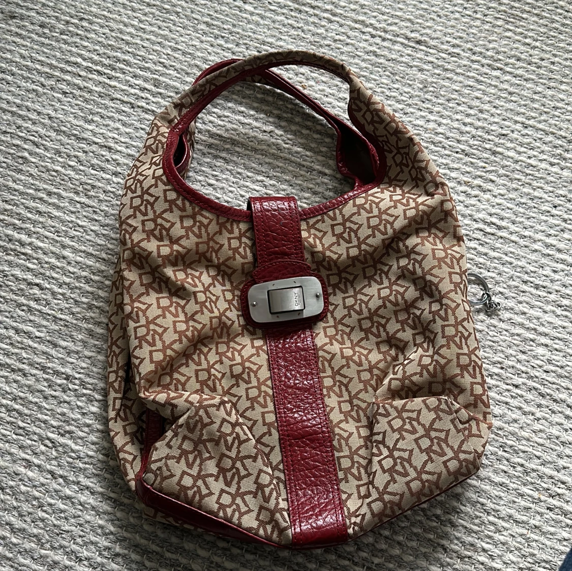 Beige och röd axelväska med monogram