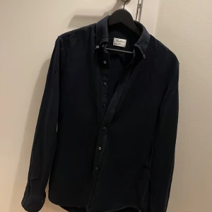 Stenströms skjorta - Riktigt snygg och stilig svart stenströms skjorta i 100%  bomull i väldigt bra skick.  Slim fit Storlek: S  