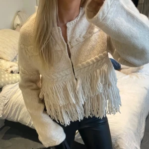 Kofta med fransar 🤎🤎 - Så speciell och din kofta🤎🤎 super mysig och jätte bra material!!! 