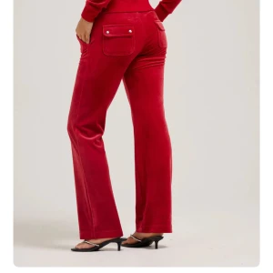 Röda juicy couture byxor  - Snygga röda juicy byxor. Använt några gånger därmed priset. Köpt från Plick. Skriv för fler bilder. 