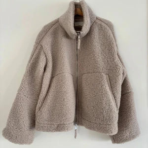 Hm pilejacka teddyjacka - Jättefin färg som inte säljs av hm längre! Köpt på plick, aldrig använd❤️ Passar även s/m trots storlek xl❤️