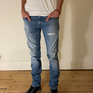 Replay jeans - Feta replay jeans - Storlek 31/34 - Jag är 180 - Nypris runt 1800 - Slitningen ser man ej genom - Hör av dig vid funderingar 🐐