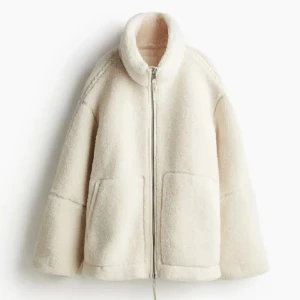 teddy jacka - säljer en liknade hm teddy jacka från new yorker, skriv för bilder!!🩷🩷