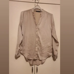 Blus/skjorta - Använd många gånger, En knapp saknas