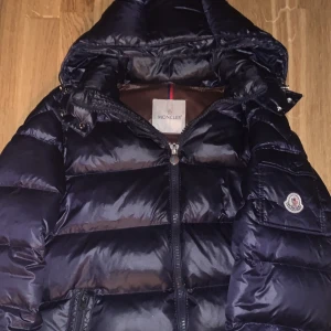 Moncler Maya - Jätte bra skick inte änvänt så mycket köpte begagnad för 3500kr stolek 2 motsvarar S passar mig bra som är en 180 och väger 65kg. Mörk blå på utsidan och brun på in sidan.