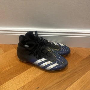 Adidas predator freak fotbollsskor - Fotbollsskor Adidas Predator Freak, storlek 44 Säljer ett par Adidas Predator Freak i storlek 44.  Perfekta för spelare som vill ha bra kontroll och stabilitet på planen. Använda men i bra skick.