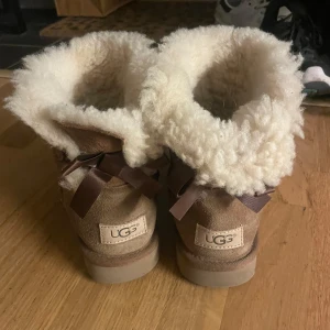 Uggs  - Uggs i bra skick. Köpt för 2000 säljer för 1500