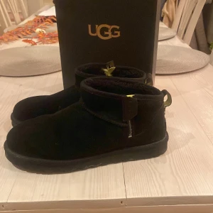 Uggs ultra mini - Svarta Uggla ultra mini zip, i storlek 44 ( Uk 10 ). Nypris 2099kr. Skorna är i fint skick då dem inte kom till användning under vintern och därefter inte använda. Kvitto ock låta finns.
