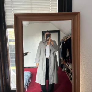 Trenchcoat - Trenchcoat med lättare foder. Aldrig använd av mig, som ny utan några slitage alls.