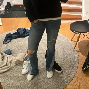 Intressekonflikt på min asjuuuukt snygga hollister jeans då dom tyvärr inte kommer tillsnofsnings längre. Har sytt om dom till bootcut och jag är 175❣️jätte snygga fickor och hål i knäna. Kanske säljer vid bra bud! W27 L31