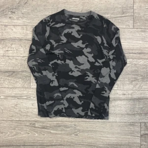 Zadig & Voltaire Kashmir tröja - Zadig & Voltaire 100%kashmir tröja | Skick 9/10 inga defekter förutom att den har krympt lite | Storlek L men passar M/S | Nypris 5200kr, mitt pris: 849kr ej hugget   |Hör gärna av dig vid fler frågor! 😊