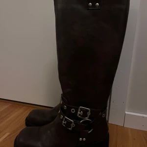 Bruna boots - Bruna boots med coola detaljer! Lite stora till storleken, men annars jätte sköna! Använt 1 gång!❤️