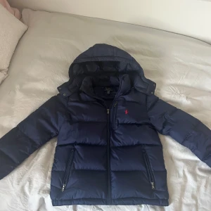 Polo Ralph lauren jack - Säljer denna polo Ralph lauren jacka. Har använts 5 gånger men inga tecken på användning❤️❤️ nypris 3300