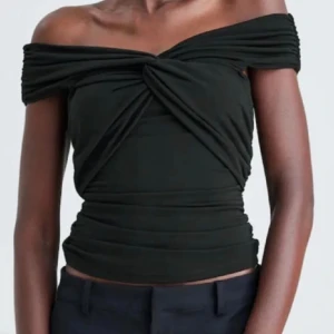 Off shoulder topp - Helt oanvänd topp från bikbok med prislappen kvar. Öppen för prisförslag 