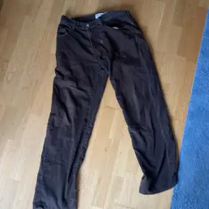 Levis 559 bruna i Manchester material. Har några typ bleknings fläckar men annars fel fria. Storlek W:34 L:34.   Pris går att diskutera :) 