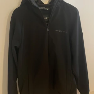 Sail Racing regnjacka (L) - Säljer en svart regnjacka från Sail Racing i storlek L. Den är i mycket fint skick och kan antingen hämtas i Nacka eller fraktas.