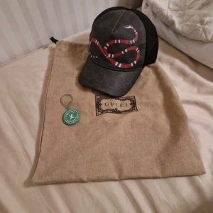 Gucci keps - Gucci keps använd få tal gånger allt följer med finns kvitto iköpt förra vintern i Paris  Stl M  Gucci x Supreme KINGSNAKE  