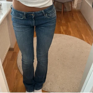 lågmidjade jeans  - säljer nu dessa lågmidjade jeansen från zara som tyvärr aldirg kommer till användning❤️nästan helt oanvända så perfekt skick, stretchiga material och sitter jätte fint på ❤️ (inte mina bilder förutom sista) skriv vid funderingar❤️