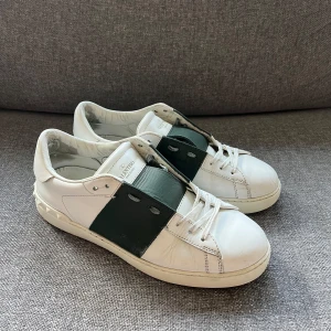 Valentino Open - Säljer ett par fräsha valentinos till bra pris. Storlek 42, endast skorna. Hör av er!