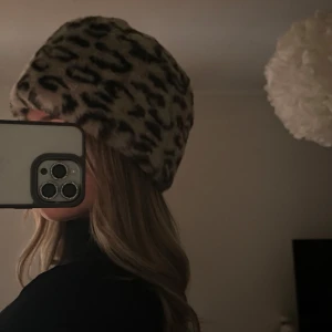 Leopard mössa - Cool och snygg mössa, gillar du ”glamour” kommer du älska den!!🐆💕💕hör av er via dm. Beige,brun,svart