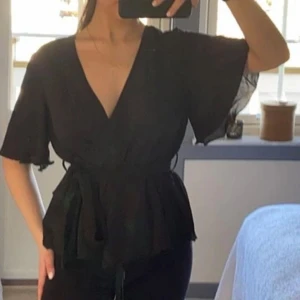 Blus - Köptes i sommras kommit till användning 2 gånger.  Passar som s/xs